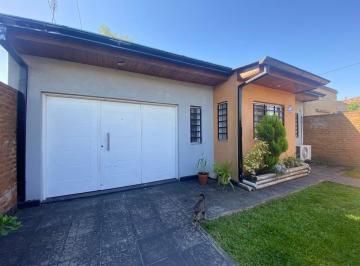 Casa · 227m² · 4 Ambientes · 1 Cochera · Venta Casa 4 Amb. C/ Pileta y Parque. Quilmes.