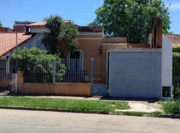 Casa · 105m² · 4 Ambientes · 1 Cochera · Venta Casa 4 Ambientes en Bernal con Amplio Lote