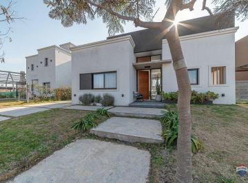 Casa · 127m² · 4 Ambientes · 1 Cochera · Casa 4 Ambientes Venta San Ramon Pilar del Este