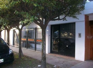 Casa · 110m² · 4 Ambientes · 1 Cochera · Casa Amplia, Cochera, Local, Apta Crédito.