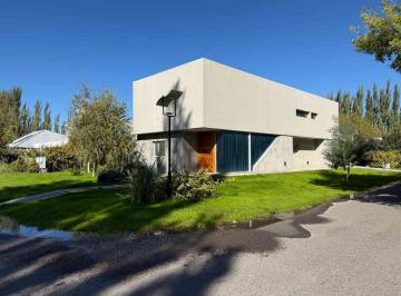 Casa · 225m² · 7 Ambientes · 1 Cochera · Venta de Casa a Estrenar Barrio Sauces del Limay