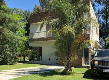 Casa · 141m² · 4 Ambientes · 2 Cocheras · Venta Casa 5 Amb. con Pileta en Barrio Privado