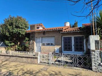 Casa · 188m² · 5 Ambientes · 1 Cochera · Casa 5 Ambientes en Venta Banfield Apta Credito