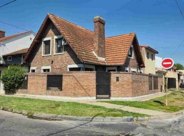 Casa · 230m² · 5 Ambientes · 4 Cocheras · Venta Casa 5 Amb Cochera Hurlingham Permuta
