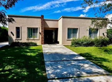 Casa · 157m² · 5 Ambientes · 1 Cochera · Venta Casa 5 Ambientes y Pileta Canton Norte