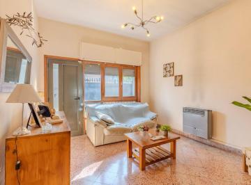 Casa · 192m² · 4 Ambientes · 3 Cocheras · Casas en Venta en Los Hornos 3 Dorm.