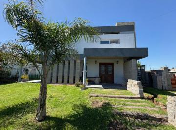 Casa · 140m² · 3 Ambientes · 2 Cocheras · Casa en Venta Berisso 2 Dorm. con Permuta