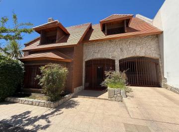 Casa · 248m² · 7 Ambientes · 2 Cocheras · Venta Importante Casa en Rondeau 572. Macrocentro