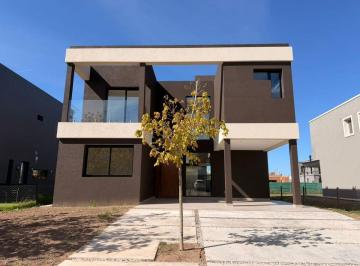 Casa · 237m² · 5 Ambientes · 2 Cocheras · Venta Casa a Estrenar - 5 Amb Puertos del Lago