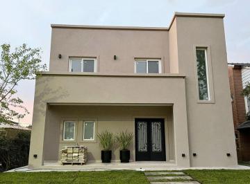 Casa · 140m² · 5 Ambientes · 2 Cocheras · Increible Casa en Venta en Indio Cua Apta Credito