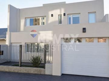 Casa · 320m² · 11 Ambientes · 1 Cochera · Casa 3 Dorm. Barrio Roca