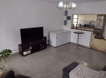 Casa · 195m² · 4 Ambientes · Casa de 3 Dorm. / Quincho Garage en Barrio Roca