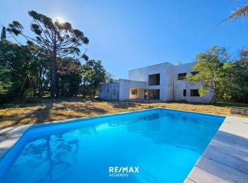 Quinta vacacional · 220m² · 4 Dormitorios · 1 Cochera · Venta Casa Quinta a Terminar Cumehue San Nicolas
