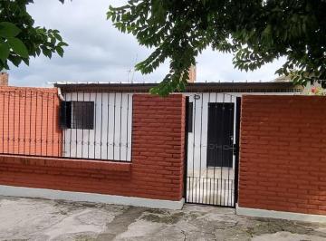 Casa · 80m² · 4 Ambientes · 1 Cochera · Casa 2 Dorm. Villa Carmela