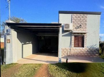 Casa · 110m² · 4 Ambientes · 1 Cochera · Casa en Pasaje O. Alemis a 30 m de Av Perón