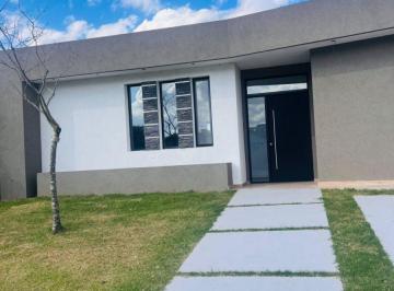 Casa · 158m² · 5 Ambientes · 2 Cocheras · Venta Casa 5 Ambientes Sta Elena Pilar del Este