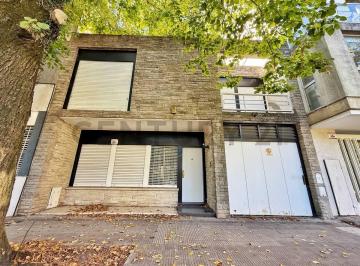 Casa · 290m² · 6 Ambientes · 1 Cochera · Casa de 3 Dorm. con Patio, Balcon y Cochera en Venta