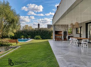 Casa · 238m² · 5 Ambientes · 1 Cochera · Casa en Barrancas de San Benito Country Club