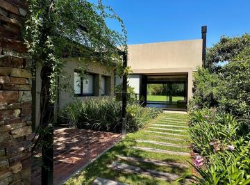 Casa · 220m² · 4 Ambientes · 1 Cochera · Casa en Venta en Santa Barbara, Tigre, G. B. a. Zona Norte