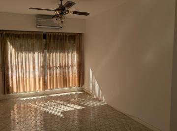 Living-comedor luminoso · Dueño Alquila Departamento 3 Ambientes, Luminoso con Parque y Cochera