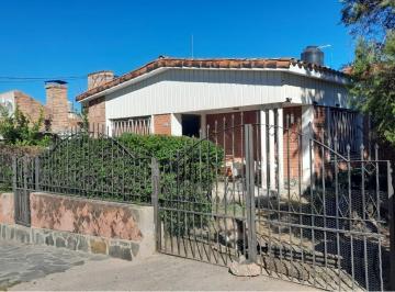 Casa · 106m² · 2 Dormitorios · 1 Cochera · Casa Centrica en Mina Clavero