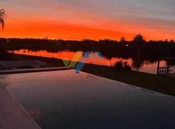 Casa · 222m² · 5 Ambientes · 1 Cochera · Casa en Dos Plantas con Pileta Al Rio con Amarra - El Cazal