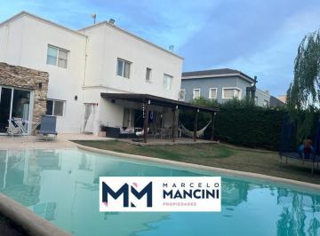 Casa · 220m² · 5 Ambientes · 4 Cocheras · Casa en El Centauro