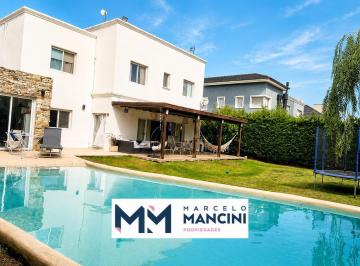 Casa · 220m² · 5 Ambientes · 4 Cocheras · Casa en El Centauro