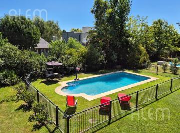 Casa · 238m² · 6 Ambientes · 6 Cocheras · El Ombu Casa en Venta