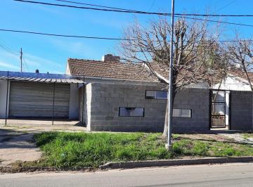 Casa · 220m² · 4 Ambientes · 1 Cochera · Casa de 2 Dorm. y Local Comercial en Esquina en del Forno 131
