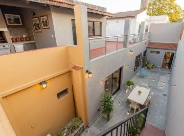 Casa · 200m² · 8 Ambientes · 1 Cochera · Casa. Multifamiliar. Lote Propio. Flores