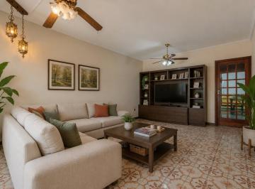 Casa · 150m² · 5 Ambientes · 1 Cochera · Casa de 5 Ambientes con Cochera y Gran Jardín