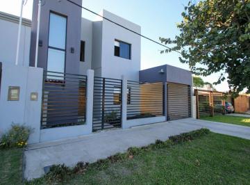 Casa · 186m² · 5 Ambientes · 2 Cocheras · Casa en Alquiler Barrio Los Naranjos, Reconquista.