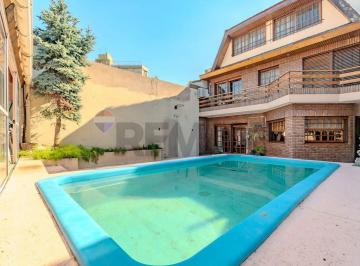 Casa · 240m² · 6 Ambientes · 2 Cocheras · Venta Casa 6 Amb en Versalles C/ Pileta y Garage
