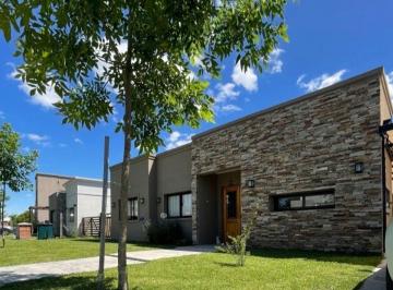 Casa · 110m² · 4 Ambientes · 3 Cocheras · Venta Impecable Casa Barrio Santa Lucia Pilar