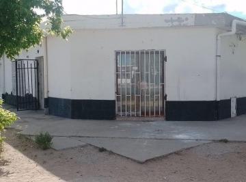 Casa · 108m² · 4 Ambientes · 1 Cochera · Propiedad en Esquina Céntrica de Cutral Co