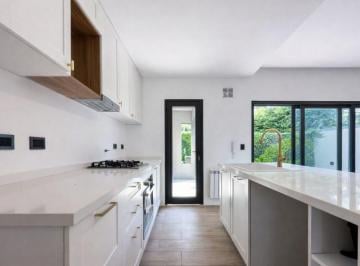Casa · 128m² · 3 Ambientes · 1 Cochera · Duplex en Venta. Adrogue, Cochera, Pileta Privada