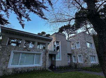 Casa de 5 ambientes, Cariló · Casa a 150 m del Mar: Piscina, Suite con Hidromasaje y Excelente Construcción