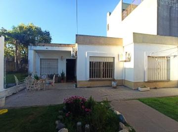 Casa · 147m² · 4 Ambientes · 3 Cocheras · Venta Casa 4 Amb Moreno Centro C/ Jardin y Cochera