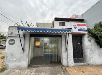 Casa · 130m² · 4 Ambientes · 1 Cochera · Venta - Casa en Block con Locales - Ciudadela