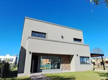 Casa · 169m² · 4 Ambientes · 2 Cocheras · Alquiler de Casa en Barrio San Pablo