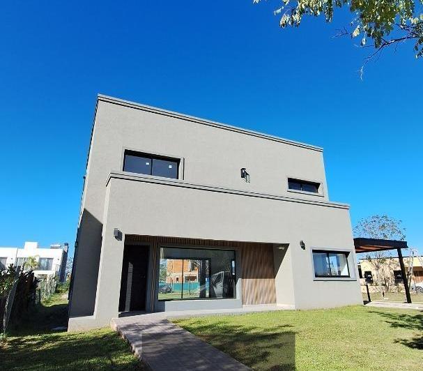 Casa · 169m² · 4 Ambientes · 2 Cocheras