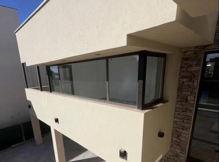 Casa · 392m² · 8 Ambientes · 2 Cocheras
