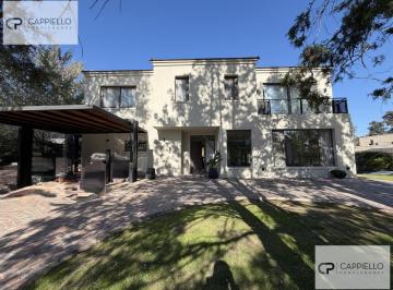 Casa · 300m² · 5 Ambientes · 2 Cocheras · Casa en Saint Thomas Oeste en Alquiler