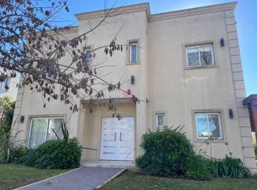 Casa · 210m² · 5 Ambientes · 2 Cocheras · Casa en Venta en Barrio Santa Guadalupe, Pilar del Este, Pilar
