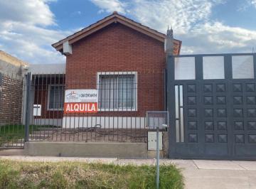 Casa de 4 ambientes, Luzuriaga · Casa en Alquiler C/ Cochera en Luzuriaga