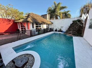 Casa · 212m² · 4 Ambientes · 1 Cochera · Apto Crédito - Casa en Venta de 4 Ambientes con Cochera, Quincho y Piscina - Victoria