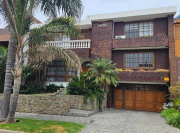 Casa · 300m² · 5 Ambientes · 2 Cocheras · Casa en Venta en Barrio Parque Bernal