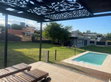 Casa · 120m² · 2 Ambientes · 2 Cocheras · En Venta Casa con Domótica y Gran Parque en Villa Carlos Paz