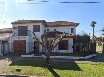 Casa · 211m² · 6 Ambientes · 3 Cocheras · Casa 6 Amb Parque - Parrilla - Garage